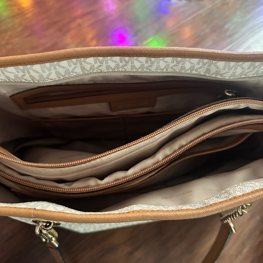 Michael Kors Jet Set Tote - Picture 4 of 11